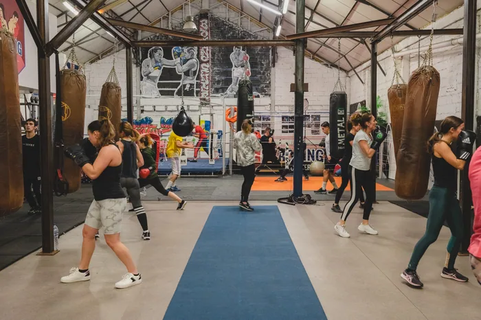 Cours collectif de boxe sur le tapis central