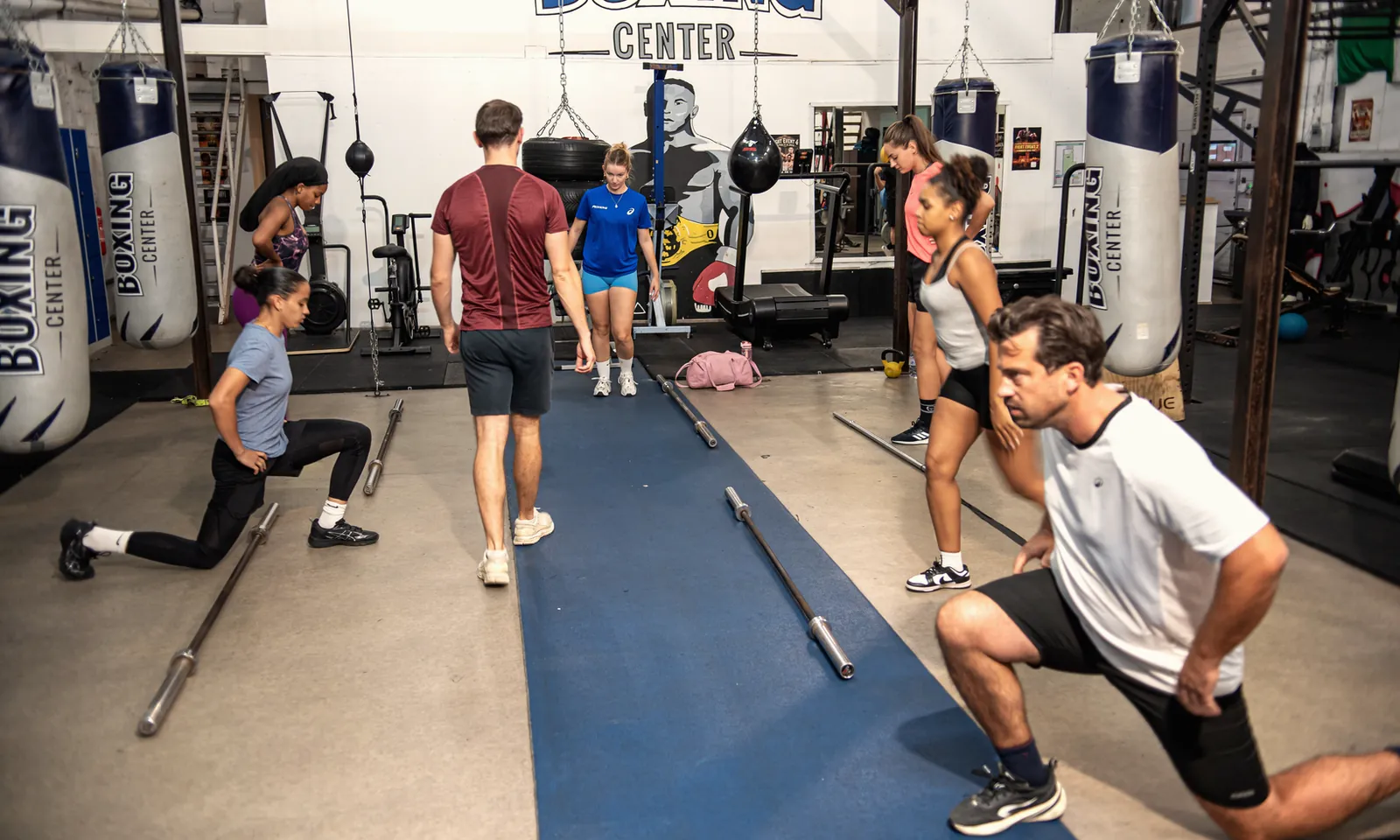 Groupe en circuit de préparation physique avec barres au Boxing Center Minimes
