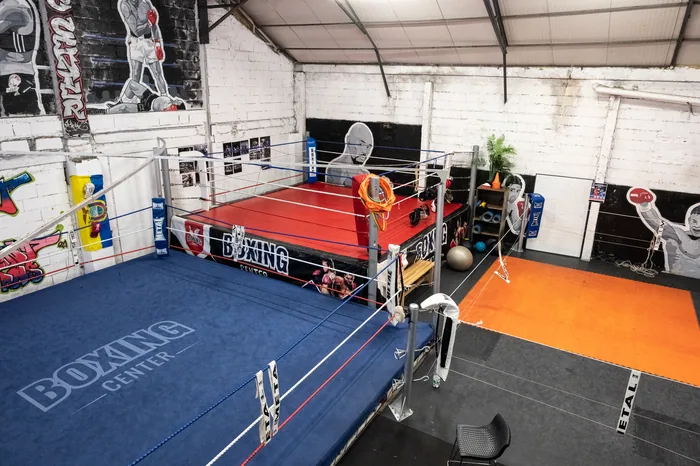 Le ring principal aux cordes rouges et son tapis orange