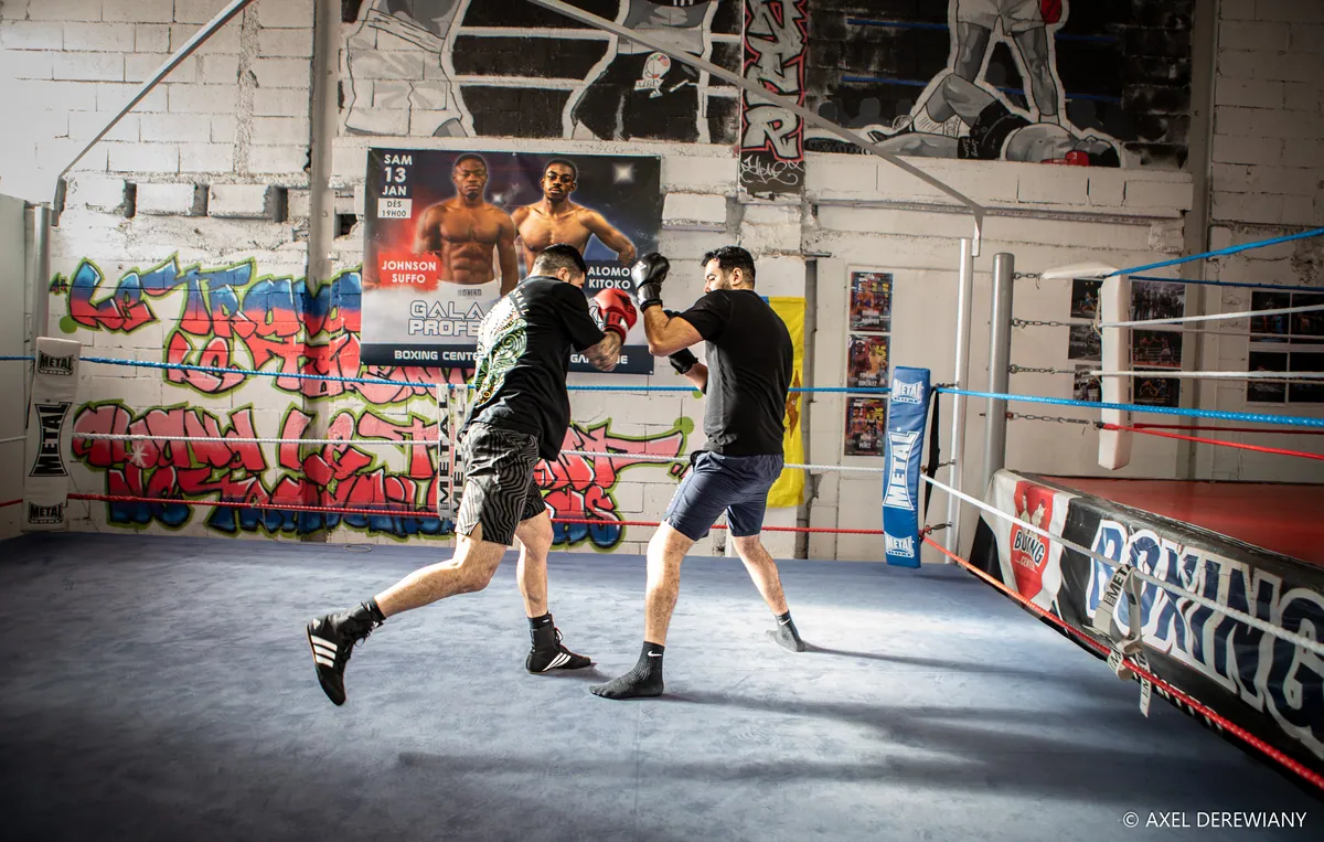 Travail de déplacements et de garde en boxe anglaise, gants et casque de protection — Boxing Center, Toulouse.